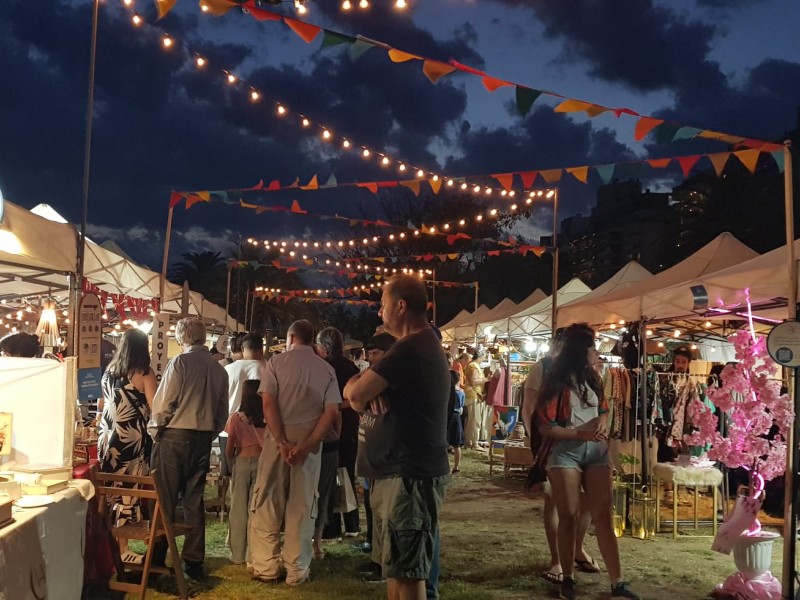 19_pasillo_stands_de_noche
