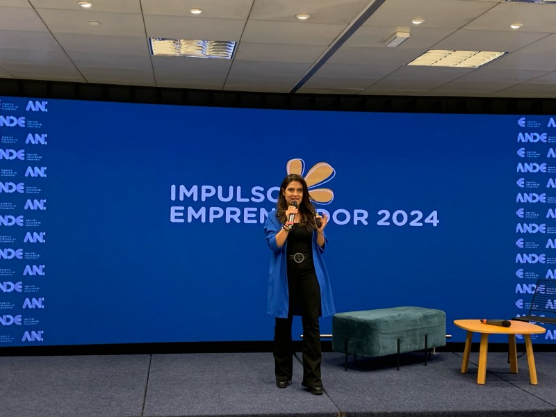 1_Ana_Laura_Trias_presentando_Impulso_Emprendedor_2024