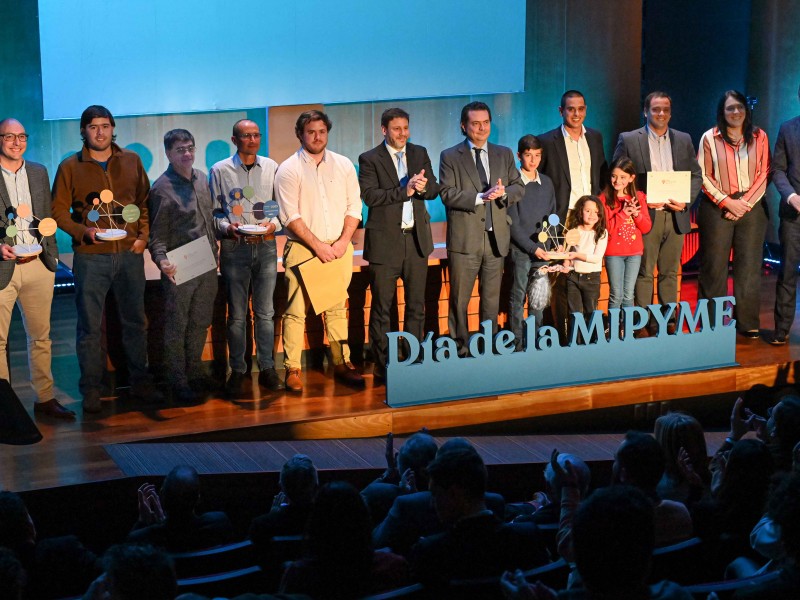 2_empresas_ganadoras_premio_en_el_escenario