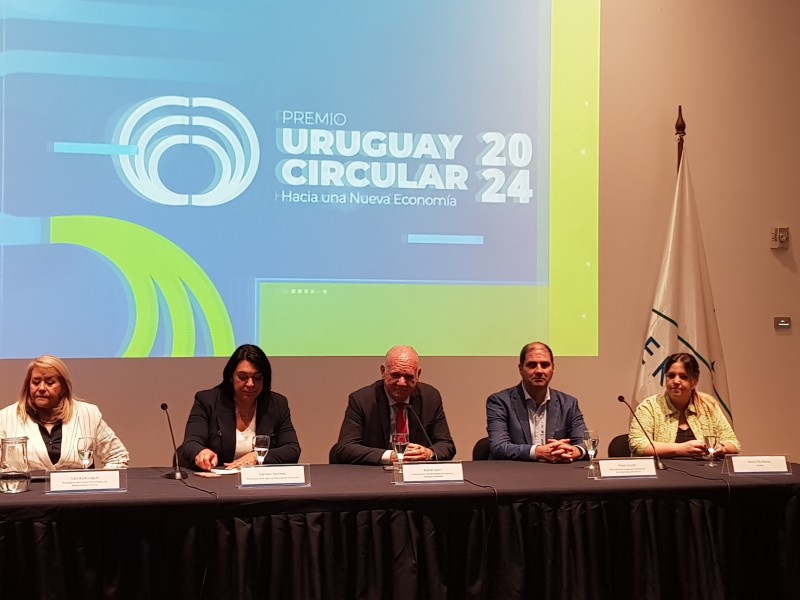 2_mesa_autoridades_premio_uc