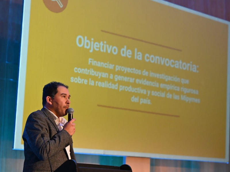 4_Gaston_presentando_la_convocatoria_de_fomento_a_la_investigacion