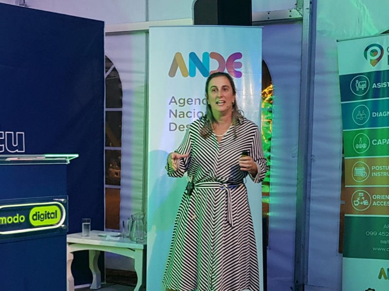 4_laura_presentando