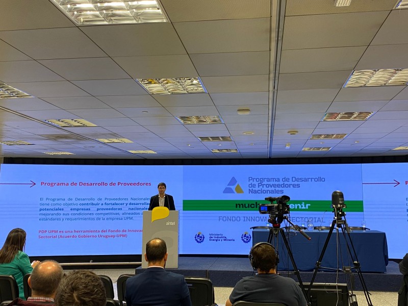 5_Sebastian_presentando_PDP_de_lejos