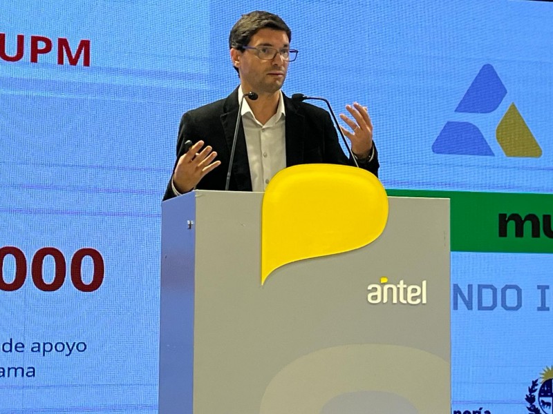 6_Sebastian_presentando_PDP_de_cerca