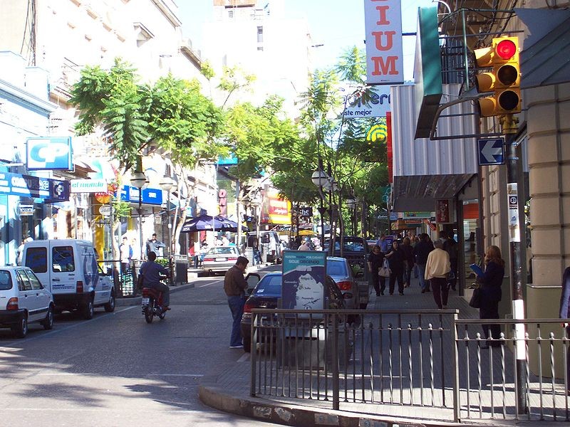 800px-Calle_en_Salto