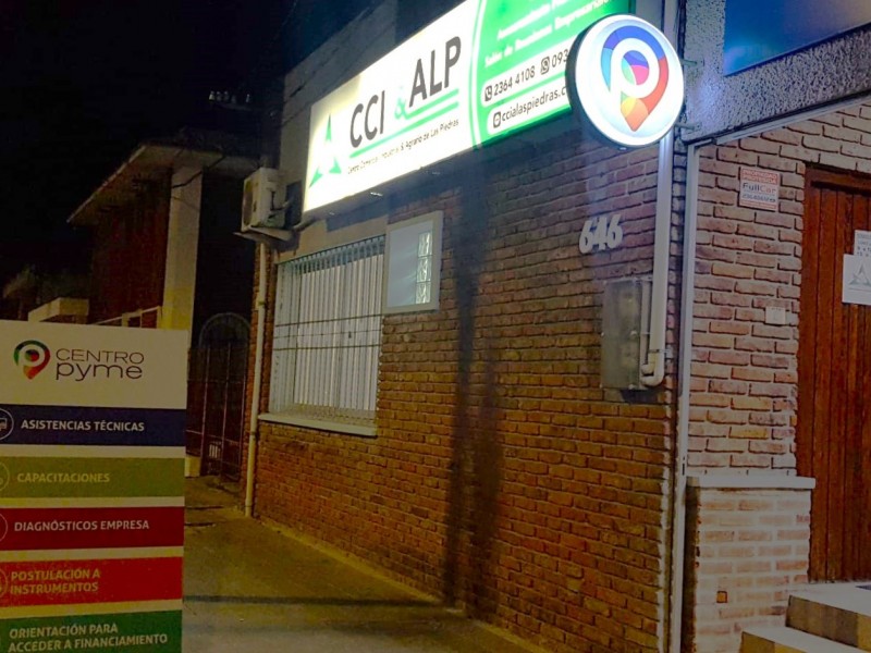 9_fachada_CP_Las_Piedras_de_noche
